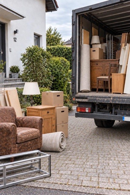 Haushaltsauflösung – Möbel werden abtransportiert