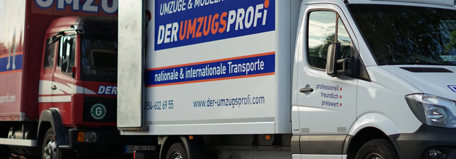 Umzugswagen vom Umzugsprofi: roter Lkw und weißer Transporter
