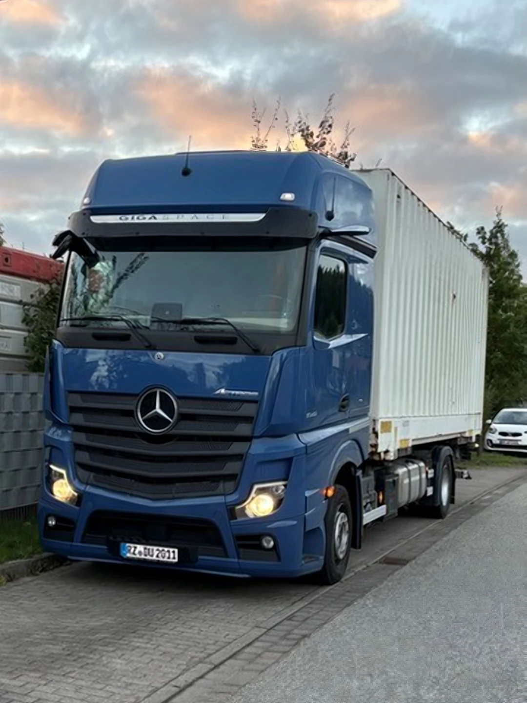 Fuhrpark – Mercedes Actros mit Wechselbrücke