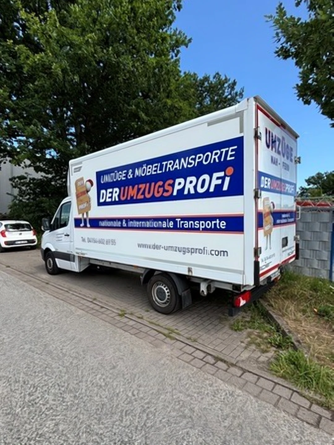 Fuhrpark – Kofferfahrzeug mit Beschriftung vom Umzugsprofi