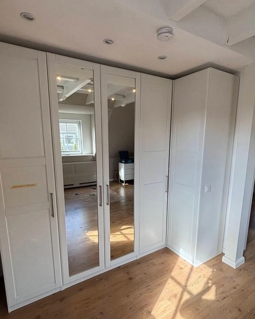 Möbelmontage – fertig aufgebauter Kleiderschrank mit Spiegeltüren